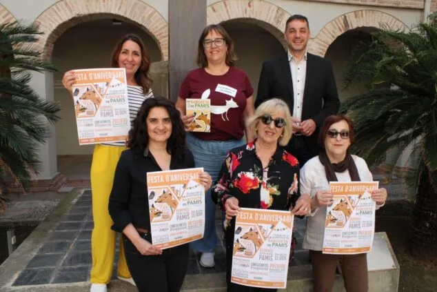 José Ramiro, Amàlia Pastor, Raquel Mengual, Rosa Ana Marí y representantes de la AECC posan con carteles de la Fiesta de la Raboseta de Pamis.