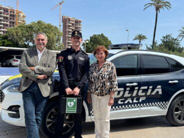 Autoridades de Calp con uno de los nuevos desfibriladores portátiles para la Policía Local
