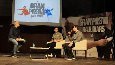 Varios ponentes durante la presentación del Gran Premi de Pilota Raúl Ivars en un auditorio.