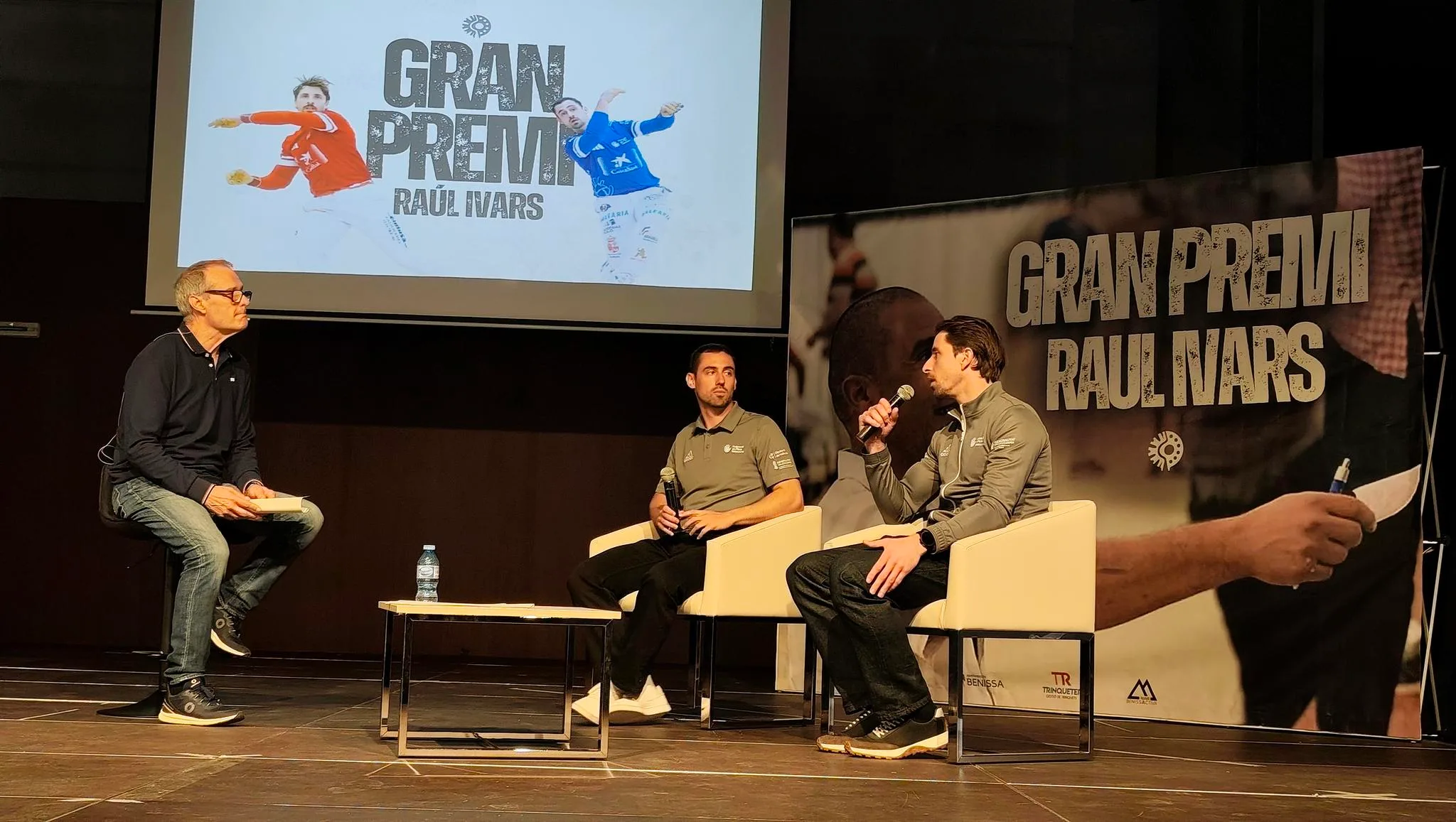 Varios ponentes durante la presentación del Gran Premi de Pilota Raúl Ivars en un auditorio.