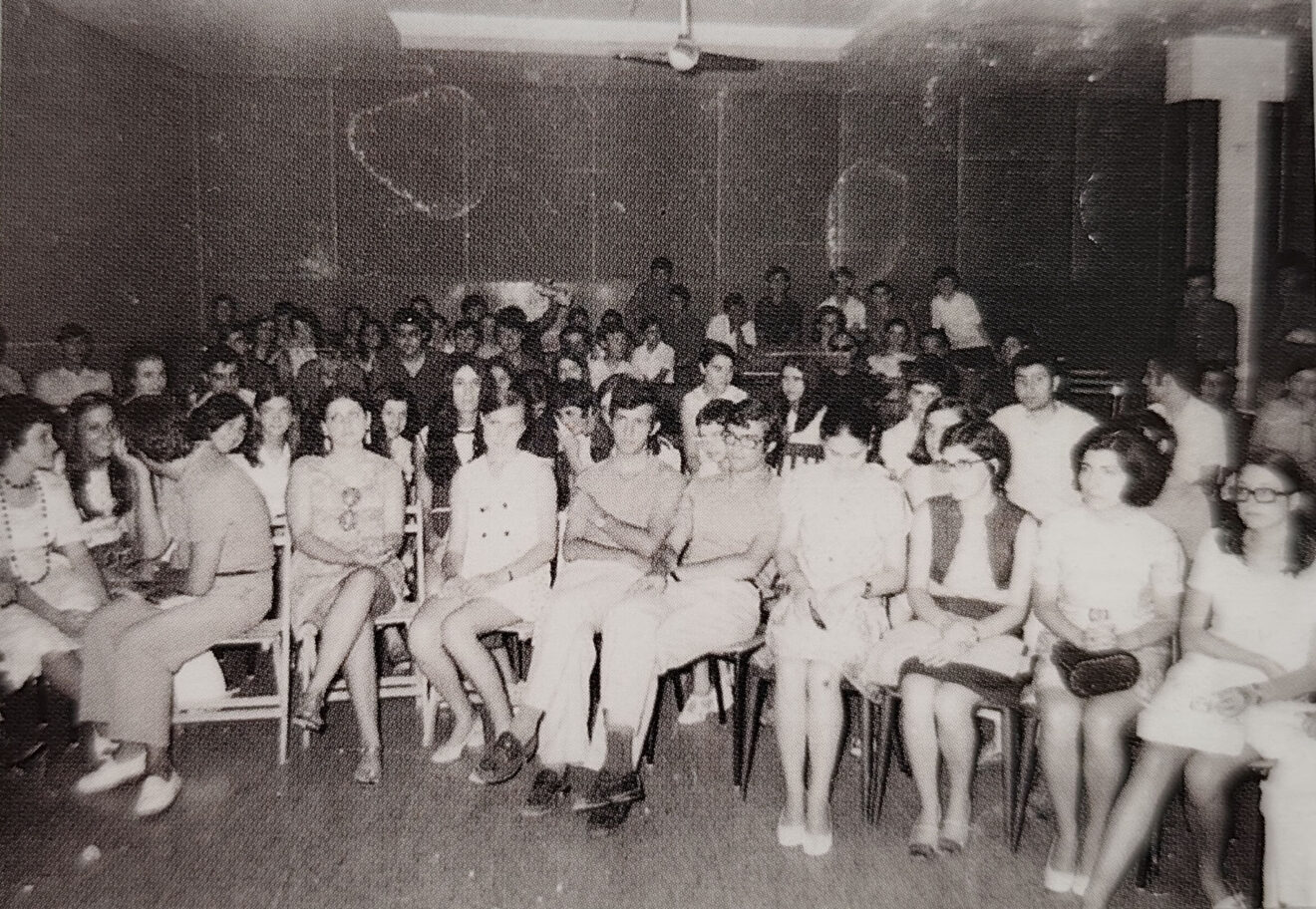 Público en Desirée de Pedreguer antes de una actuación - Imagen del libro '150 anys de música i ball a la Marina Alta'