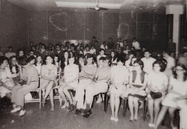 Público en Desirée de Pedreguer antes de una actuación – Imagen del libro ‘150 anys de música i ball a la Marina Alta’