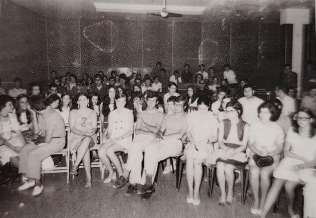 Imagen: Público en Desirée de Pedreguer antes de una actuación - Imagen del libro '150 anys de música i ball a la Marina Alta'