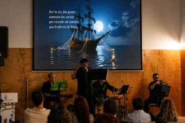 Momento del recital <em>Cels de Sal</em> en Pego, una fusión de poesía, música e imagen