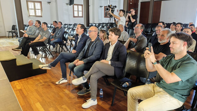 Imagen: Representación institucional del Ayuntamiento de Benissa en la presentación del Gran Premi de Pilota Raúl Ivars de Benissa 2026