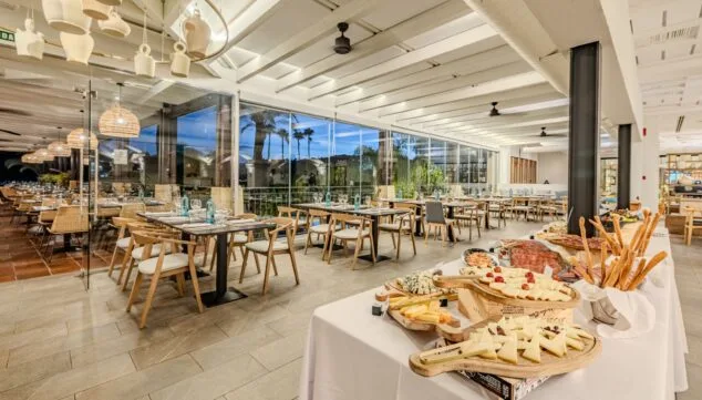 Transforma tu evento en una experiencia única en el Hotel Denia Marriott La Sella 16 Imagen: Restaurante Montgó, cocina mediterránea con vistas al campo de golf
