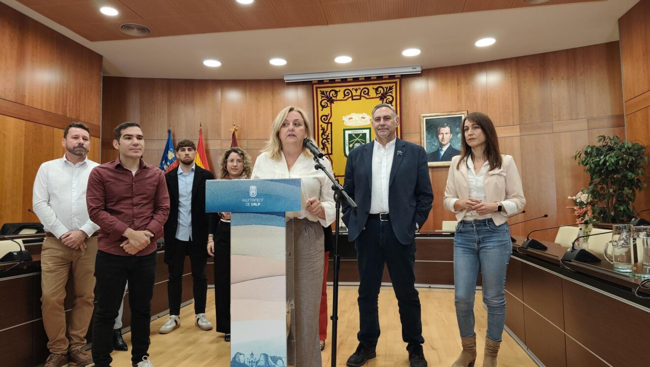 El equipo de gobierno del Ayuntamiento de Calp durante una rueda de prensa conjunta detrás de un atril.