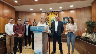 El equipo de gobierno del Ayuntamiento de Calp durante una rueda de prensa conjunta detrás de un atril.