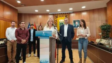 El gobierno de Calp desmiente el comunicado de Solivelles sobre su renuncia y niega una crisis política 3 El equipo de gobierno del Ayuntamiento de Calp durante una rueda de prensa conjunta detrás de un atril.