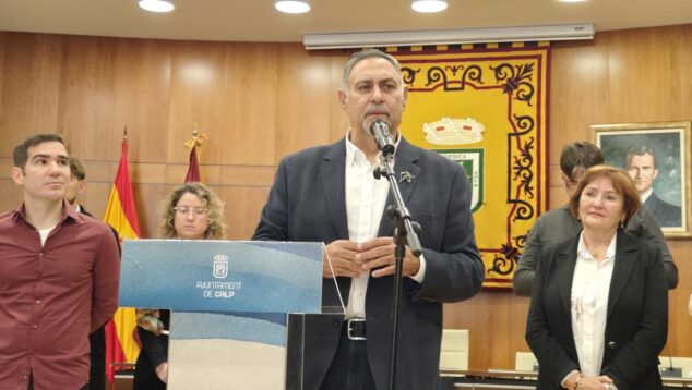 El gobierno de Calp desmiente el comunicado de Solivelles sobre su renuncia y niega una crisis política 3 Imagen: Ximo Perles habla en un atril con el logo del Ajuntament de Calp, acompañado por otros miembros del equipo de gobierno como Ana Sala, durante una rueda de prensa.