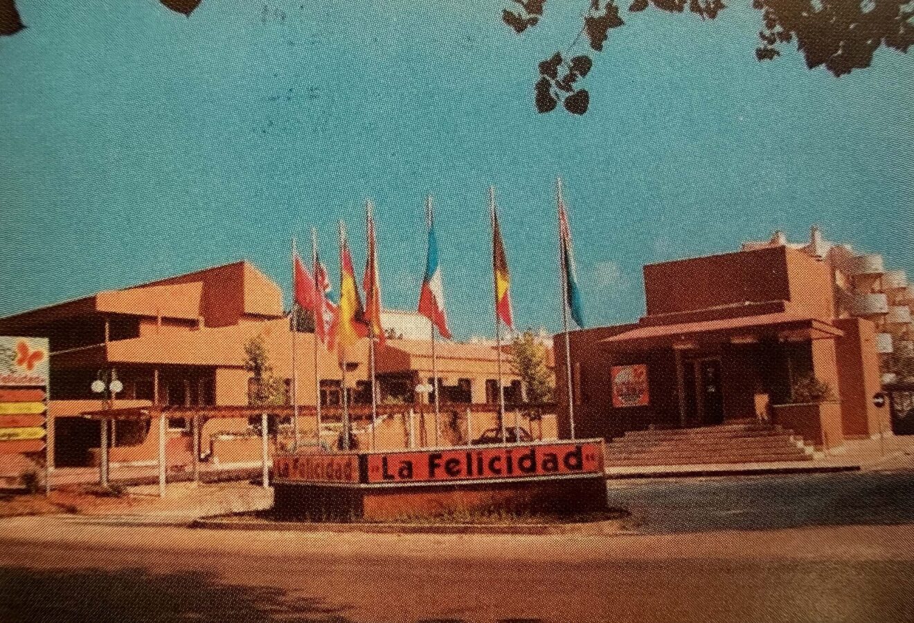 Sala La Felicidad en Dénia - Imagen del libro '150 anys de música i ball a la Marina Alta'