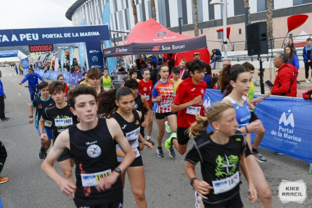 Imagen: Niños corriendo en la salida de la Volta a Peu Portal de La Marina