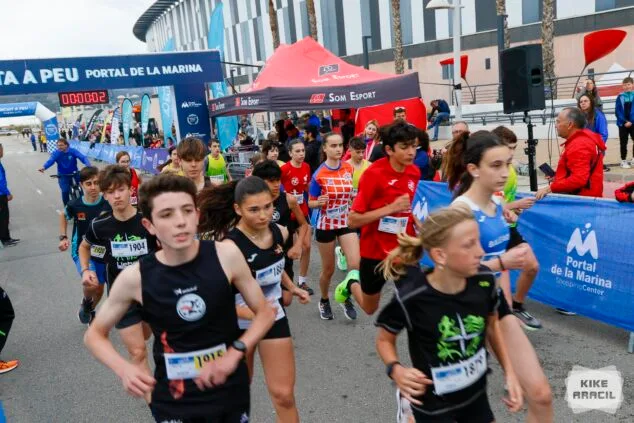 Imagen: Niños corriendo en la salida de la Volta a Peu Portal de La Marina