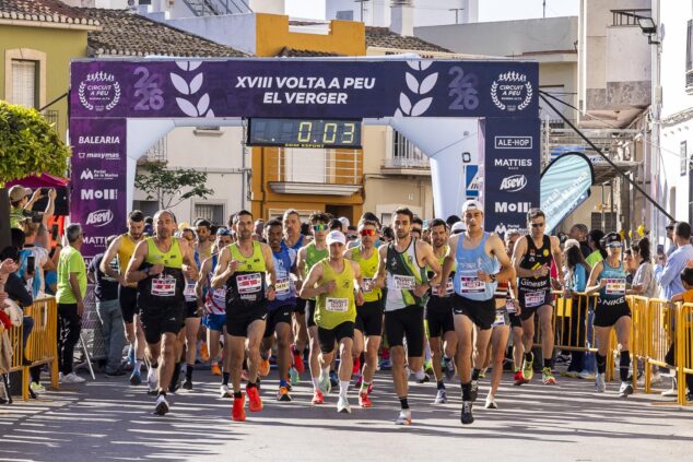 Imagen: Corredores en el arco de salida de la XVIII Volta a Peu El Verger del Circuit a Peu Marina Alta.