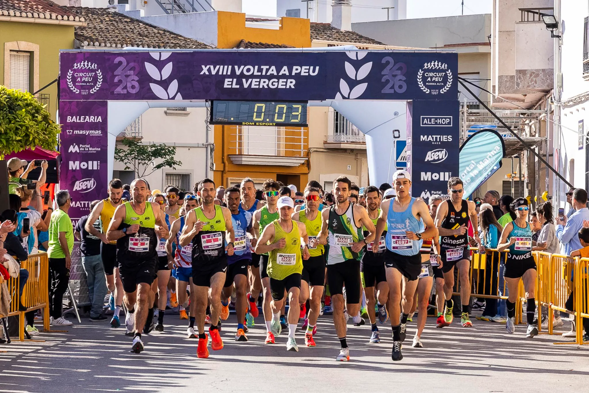 Corredores en el arco de salida de la XVIII Volta a Peu El Verger del Circuit a Peu Marina Alta.