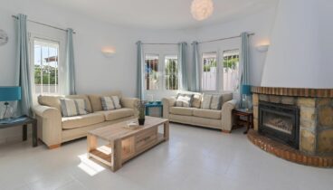 Salón confortable con chimenea y televisión para relajarse en invierno