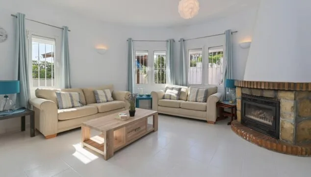 salon confortable con chimenea y television para relajarse en invierno