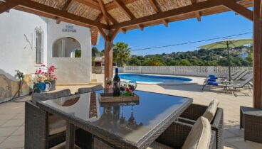 Terraza exterior pensada para cenas largas de verano con amigos