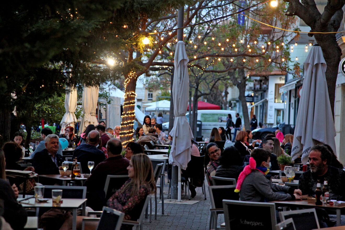 Terraza llena en la calle La Vía de Dénia