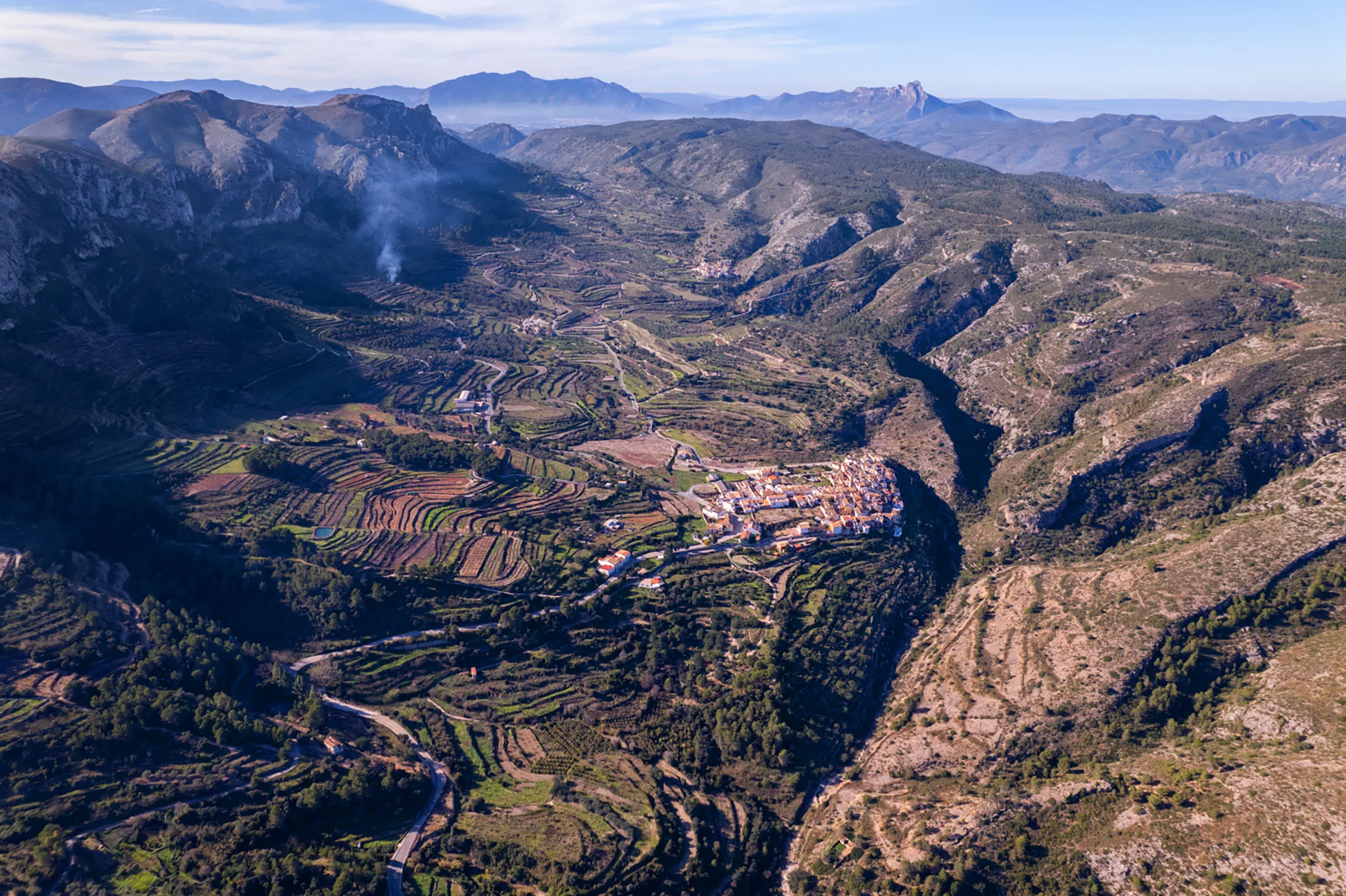 un pedacito de les valls de la marina alta a vista de dron vall de gallinera