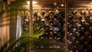 Una bodega con gran variedad de marcas y tipos de vinos