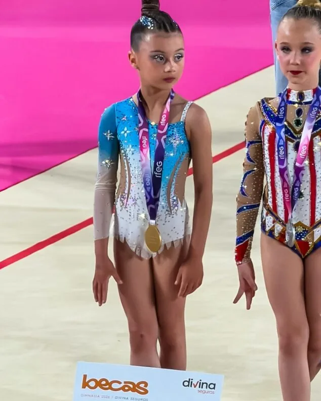 Varvara Kovalenko, del Club Gimnasia Calpe, Campeona de España benjamín de gimnasia rítmica 3 Imagen: Varvara Kovalenko con medalla de oro en podio del Campeonato de España