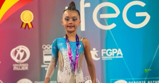 Varvara Kovalenko, gimnasta del Club Calpe, posa en el podio sujetando su diploma de Campeona de España Benjamín.