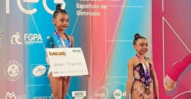 Varvara Kovalenko, del Club Gimnasia Calpe, Campeona de España benjamín de gimnasia rítmica 1 Imagen: Varvara Kovalenko en el podio del Campeonato de España de gimnasia con una beca