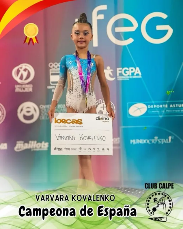 Varvara Kovalenko, del Club Gimnasia Calpe, Campeona de España benjamín de gimnasia rítmica 2 Imagen: Varvara Kovalenko, gimnasta del Club Calpe, posa en el podio con su medalla de oro y un cheque gigante tras proclamarse Campeona de España.