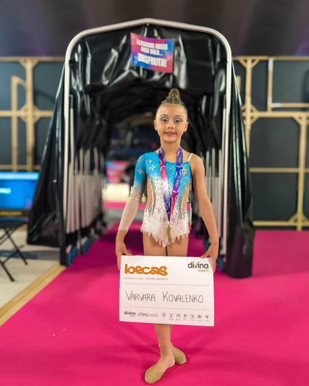 Imagen: La gimnasta Varvara Kovalenko posa con el diploma tras proclamarse Campeona de España en categoría benjamín.
