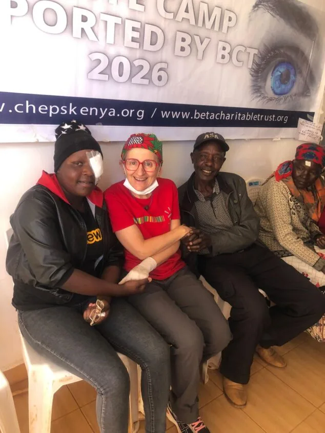 La ONG calpina Visió sense Fronteres opera a 235 personas de cataratas en Iten, Kenia 3 Imagen: Voluntaria médica de Visió sense Fronteres con dos pacientes con parches en los ojos tras una cirugía en Kenia.