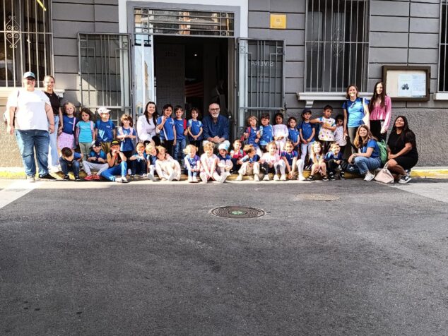 Imagen: Grupo de niños, profesores y autoridades municipales posando delante de la entrada del Ayuntamiento de Pedreguer.