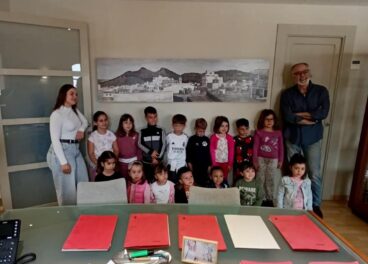 Alumnos de Pedreguer con el alcalde Sergi Ferrús y la concejala Noelia Garcia