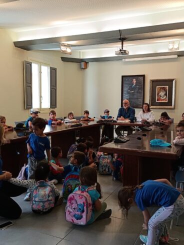 Alumnos de Pedreguer visitan el Ayuntamiento con el alcalde y la concejala