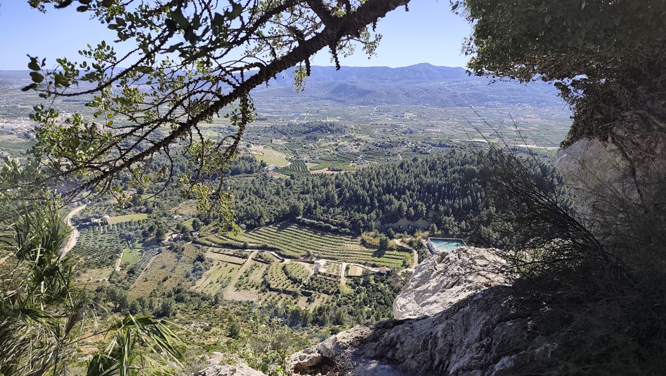 Vistas desde el exterior de la Cova Bolumini en la Serra de Segària