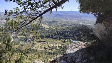 Vistas desde el exterior de la Cova Bolumini en la Serra de Segària
