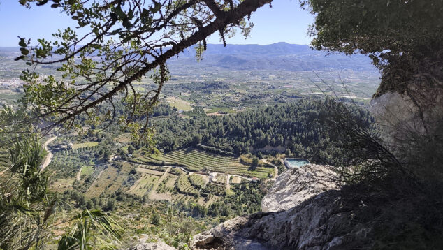 vistas desde el exterior de la cova bolumini en la serra de segaria