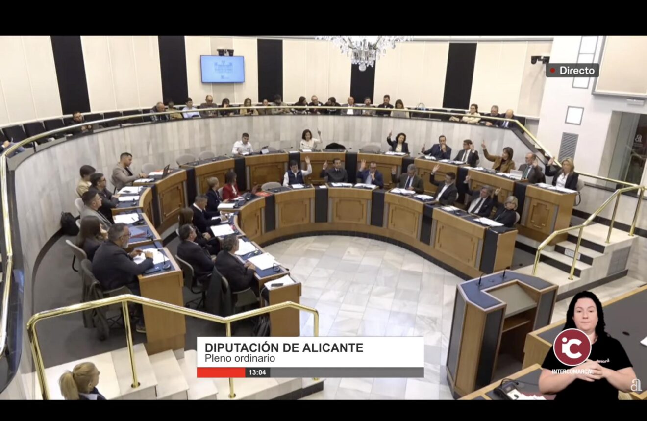 Pleno de la Diputación de Alicante debatiendo la moción del TRAMNOCHADOR