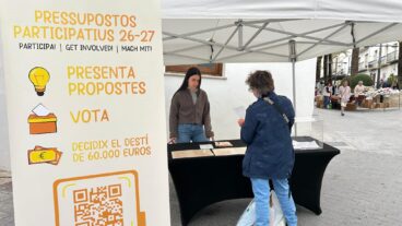 Carpa de votación de los Presupuestos Participativos 26-27 en una calle de Benissa.