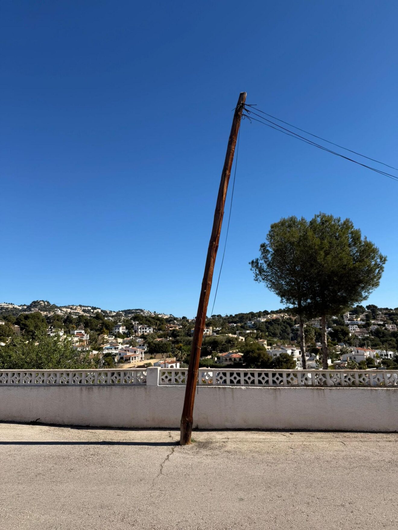 Poste eléctrico inclinado por el viento en Benissa