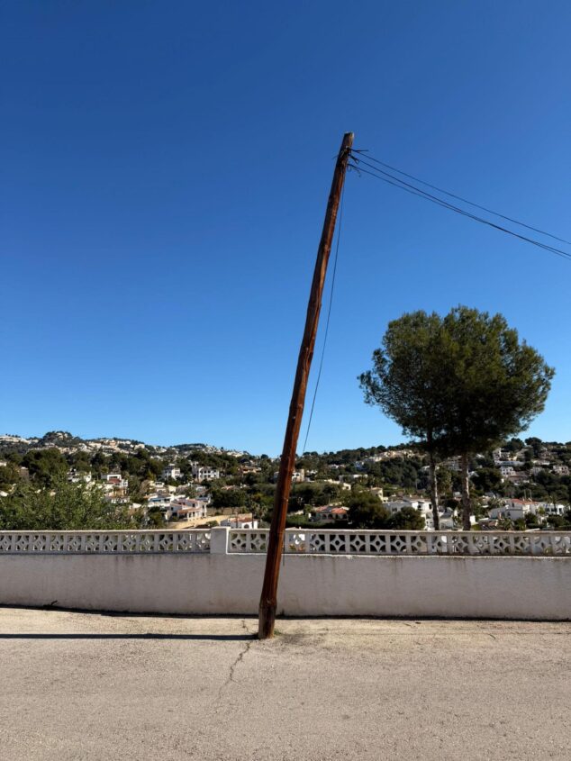 Imagen: Poste eléctrico de madera inclinado y con riesgo de caída en la urbanización Buenavista de Benissa tras un temporal de viento.