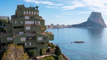 xanadu el edificio del arquitecto ricardo bofill en calp que imita la silueta del penon de ifach