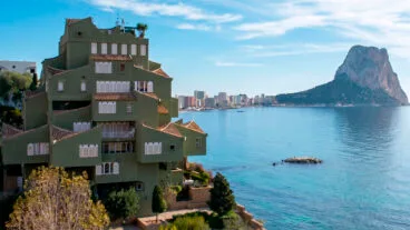 xanadu el edificio del arquitecto ricardo bofill en calp que imita la silueta del penon de ifach