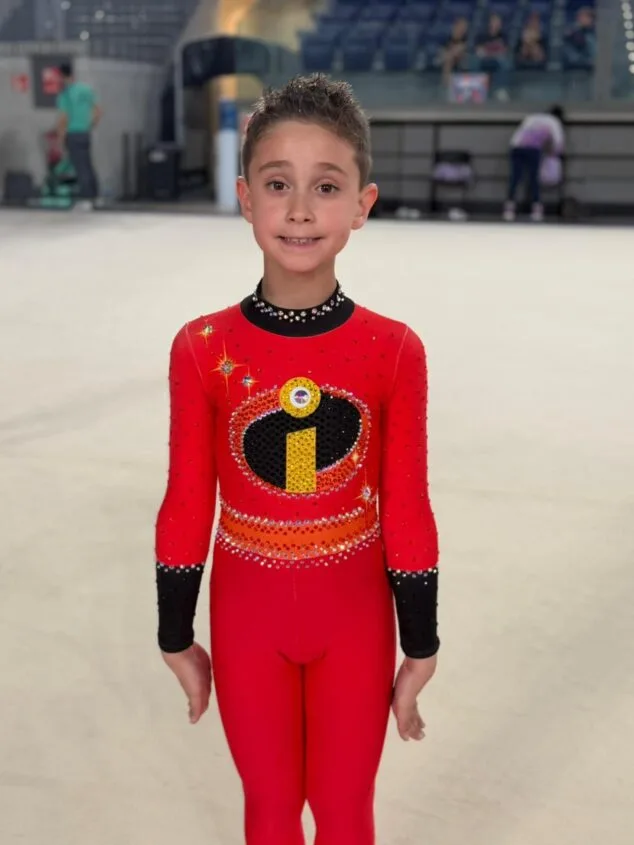 Yulen Rubio, la promesa de Calp que conquista España en gimnasia 2 Imagen: Yulen Rubio, joven gimnasta del CG Les Marines, posa con su maillot de competición rojo y negro tras el campeonato de España.