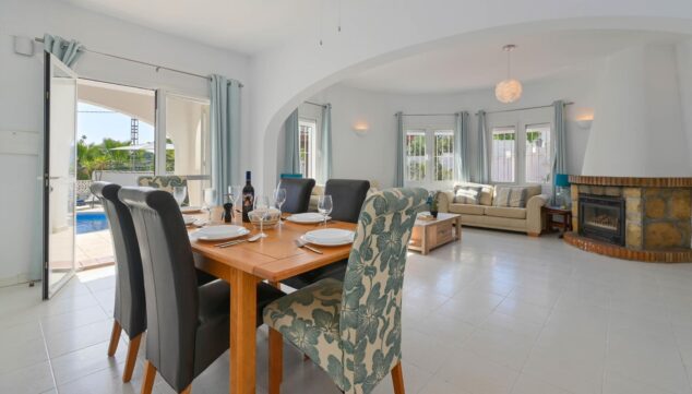 Casa Charlotte: una villa moderna cerca del mar en Benissa 3 zona de comedor interior conectada con la cocina y el salon