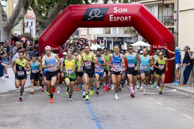 Corredores bajo el arco de salida en la LVII Volta a Peu a Pego 2026.
