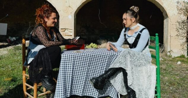 'Cant d’Estisorar' se presenta en Benissa para recuperar la memoria de les estisoradores de la Marina Alta 2 Imagen: Las artistas Abril y Joana Dark sentadas en una mesa al aire libre durante la promoción de Cant d'Estisorar.