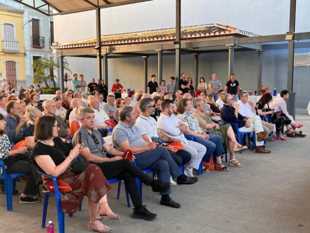 Compromís conmemora 15 años en la alcaldía de Pedreguer y activa su precampaña para 2027 13 Público asistente al acto de Compromís en Pedreguer.