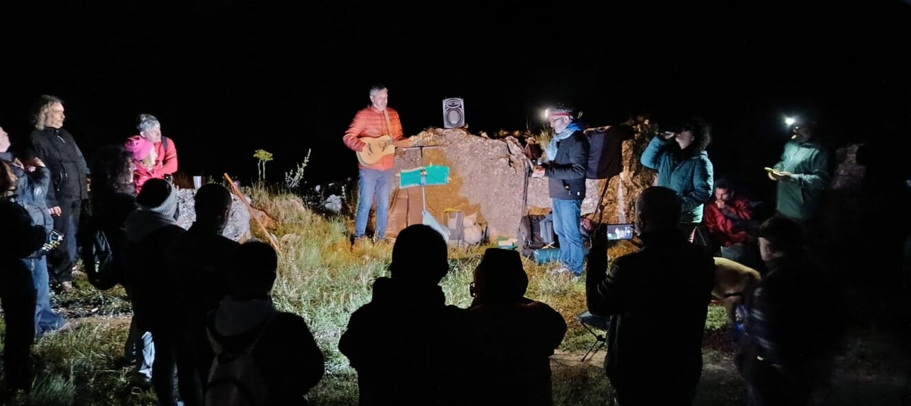 Actuación nocturna en el castillo de Benissili durante el homenaje a Al Azraq