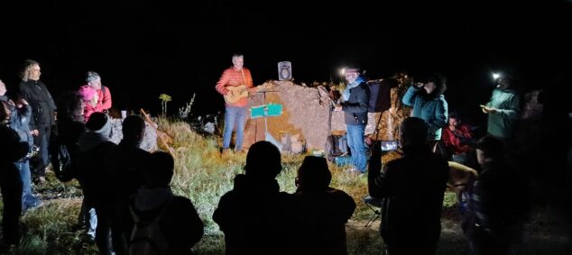 Imagen: Actuación musical nocturna al aire libre en el entorno del castillo de Benissili con público asistente e iluminada con focos.